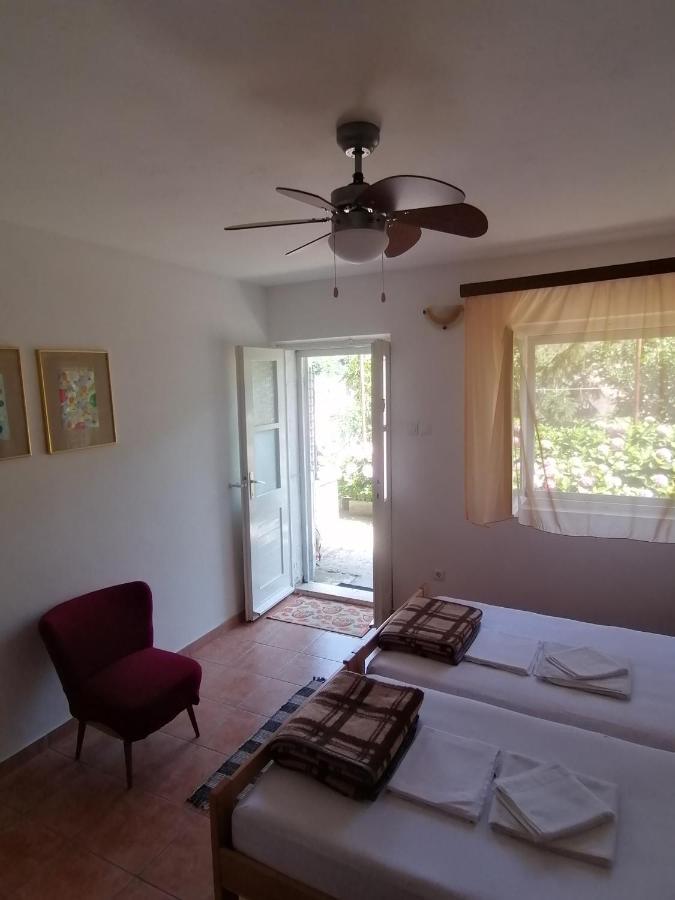 Guesthouse Bracanovic Хвар Экстерьер фото