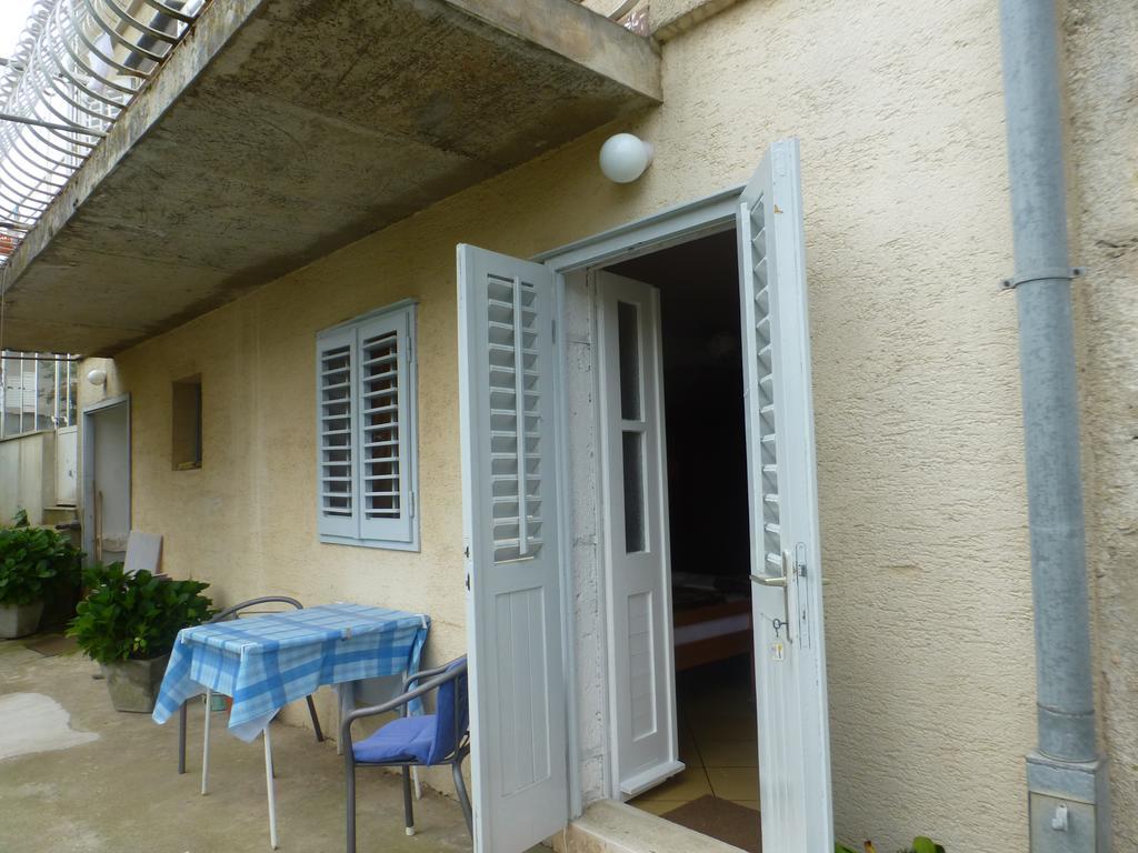 Guesthouse Bracanovic Хвар Экстерьер фото