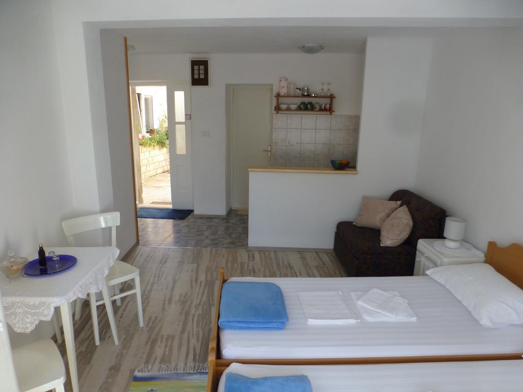 Guesthouse Bracanovic Хвар Экстерьер фото